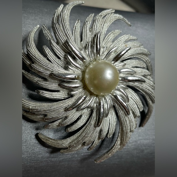 Sarah Coventry Pinwheel Large Silver Tone Metal Simulated Pearl Brooch 1960’s. - Picture 3 of 9
